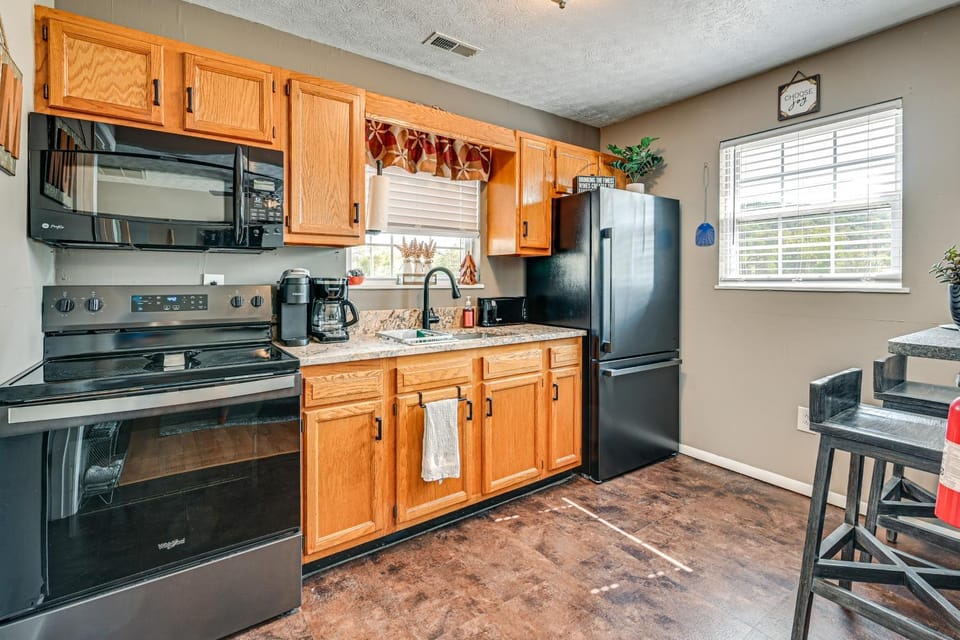 5 Mi to Dtwn Somerset! Country Retreat w/ Gazebo House in Lake Cumberland