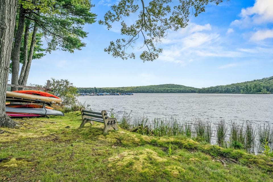 'Cobbies Cove' Lakefront Gem: Epic Views & Pool! House in Big Boulder Lake