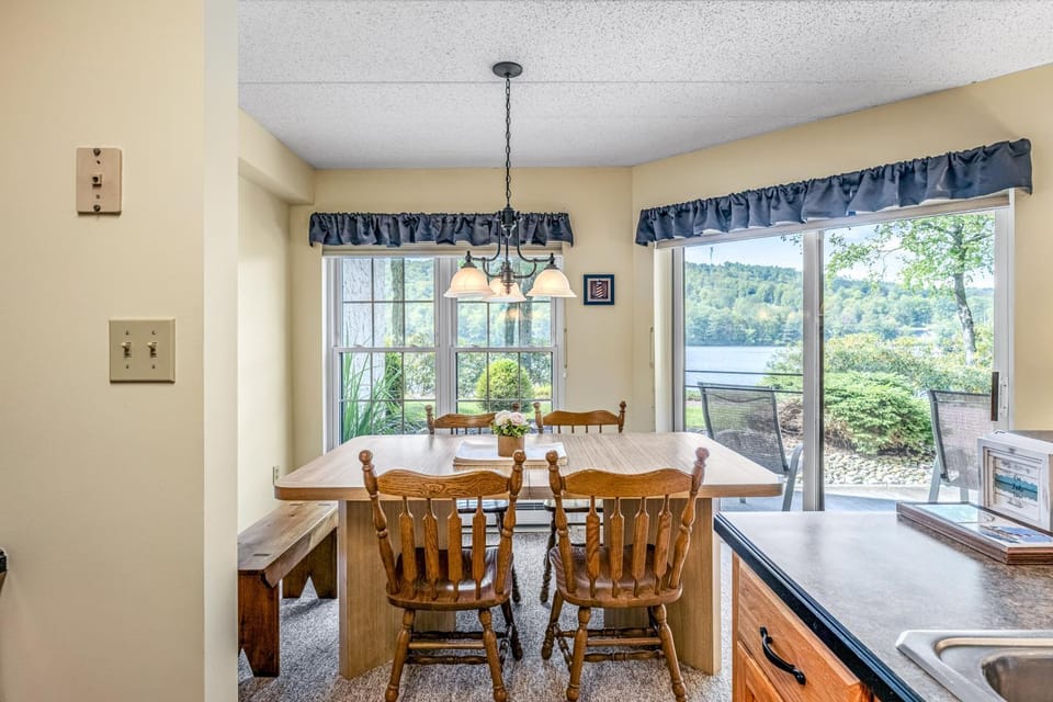 'Cobbies Cove' Lakefront Gem: Epic Views & Pool! House in Big Boulder Lake