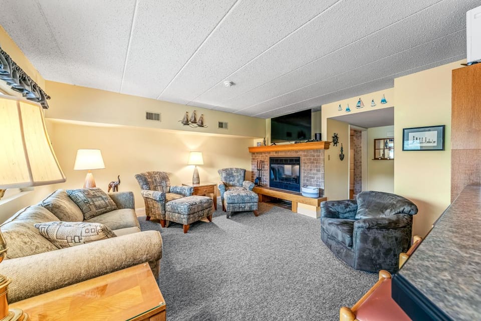 'Cobbies Cove' Lakefront Gem: Epic Views & Pool! House in Big Boulder Lake