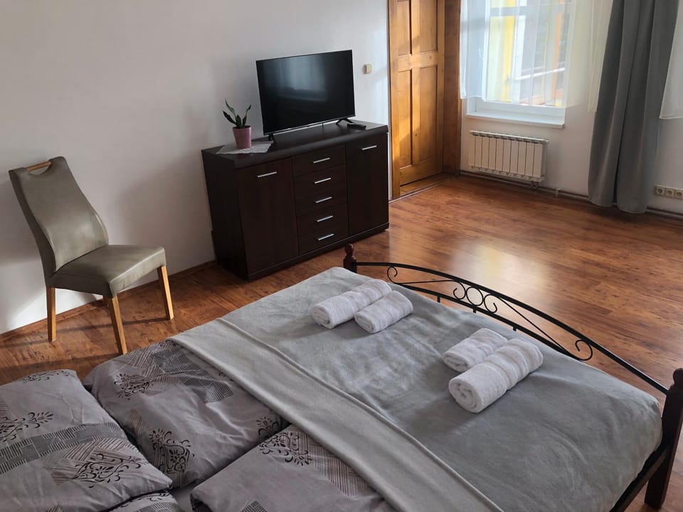 Bed, TV and multimedia, Bedroom