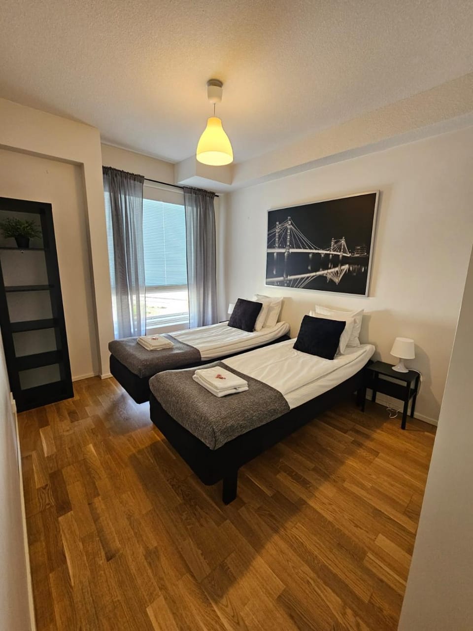 Bed, towels