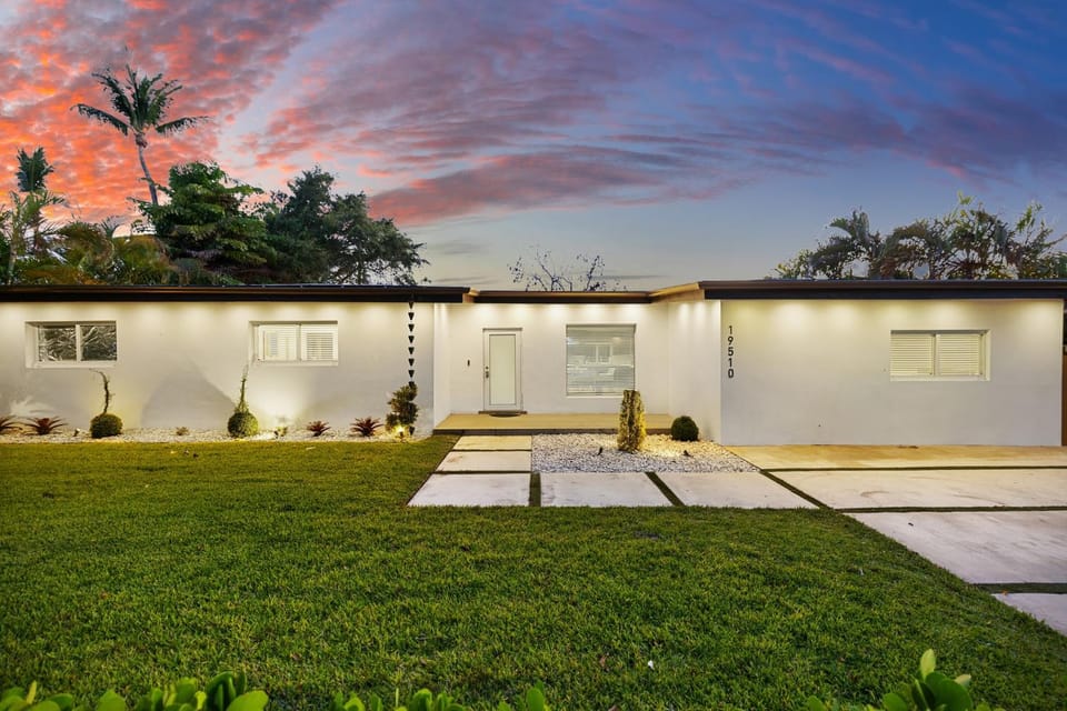Property building, Facade/entrance, Garden, Garden view