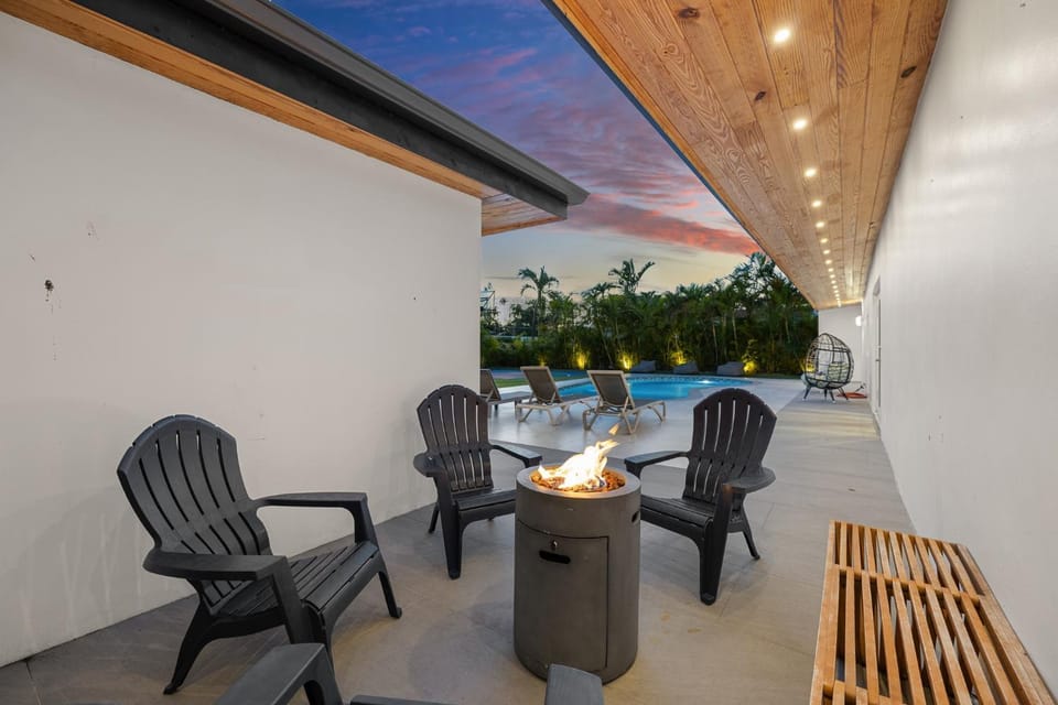 Seating area, Pool view, fireplace