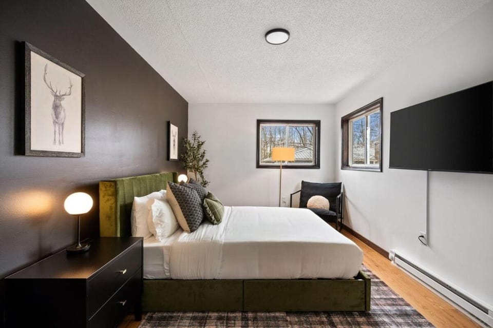 Bed, TV and multimedia, Bedroom