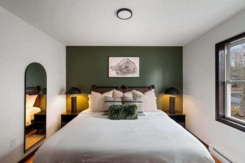 Bed, Photo of the whole room, Bedroom