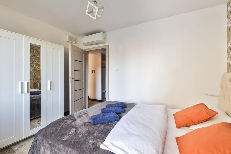Bed, Bedroom, wardrobe, air conditioner