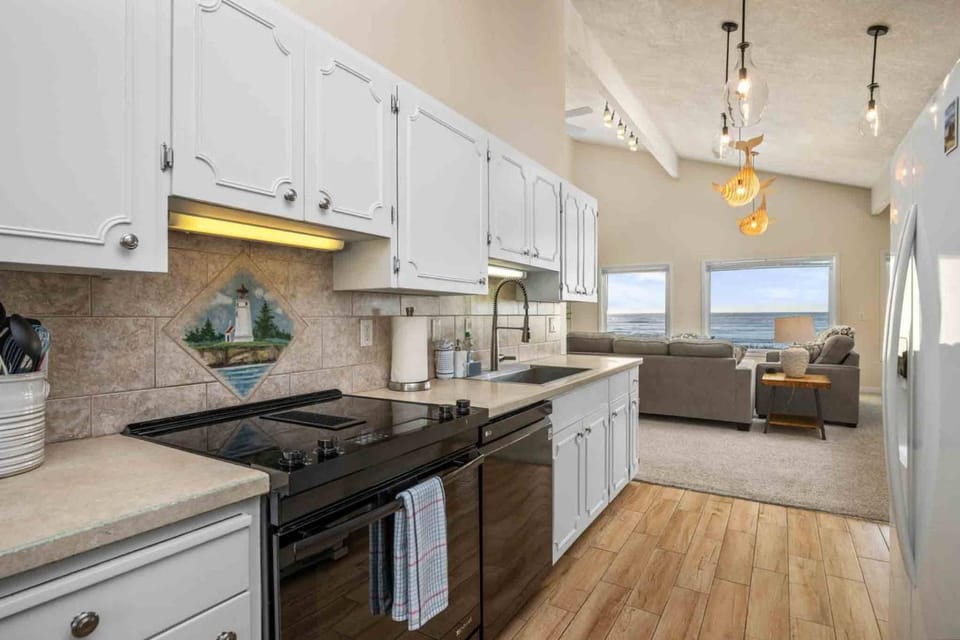 Beachfront Family Sanctuary House in Rockaway Beach