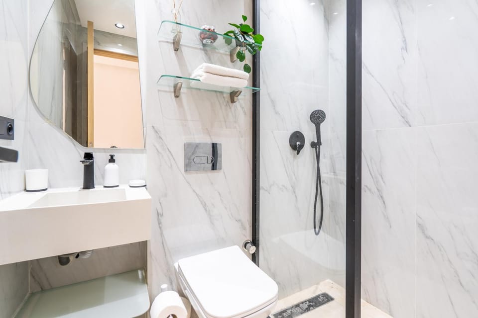Shower, Toilet, Bathroom, towels