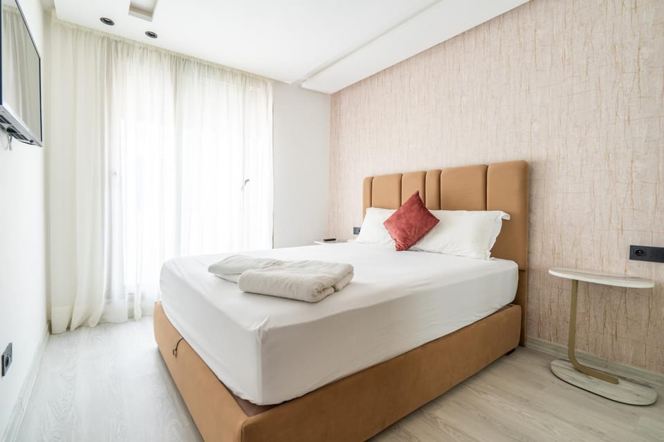 Bed, Photo of the whole room, Bedroom, towels