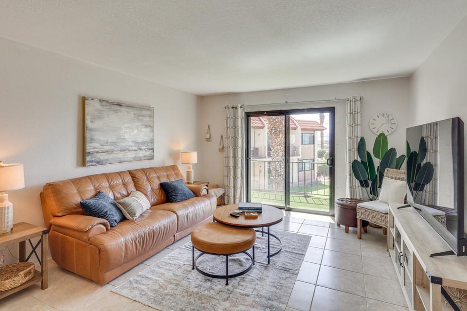 < 2 Mi to London Bridge: Chic Condo w/ Pool Access House in Lake Havasu City