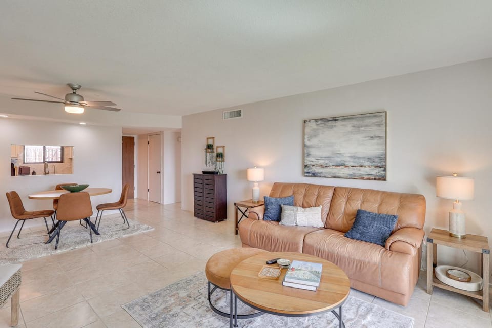 < 2 Mi to London Bridge: Chic Condo w/ Pool Access House in Lake Havasu City