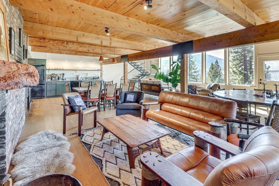 Endless Mtn Views! Group Ski Lodge at Sugar Bowl House in Sierra Nevada