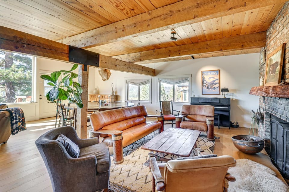 Endless Mtn Views! Group Ski Lodge at Sugar Bowl House in Sierra Nevada