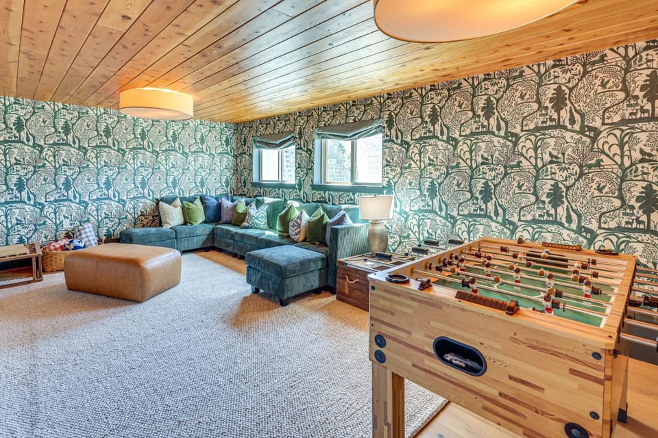 Endless Mtn Views! Group Ski Lodge at Sugar Bowl House in Sierra Nevada