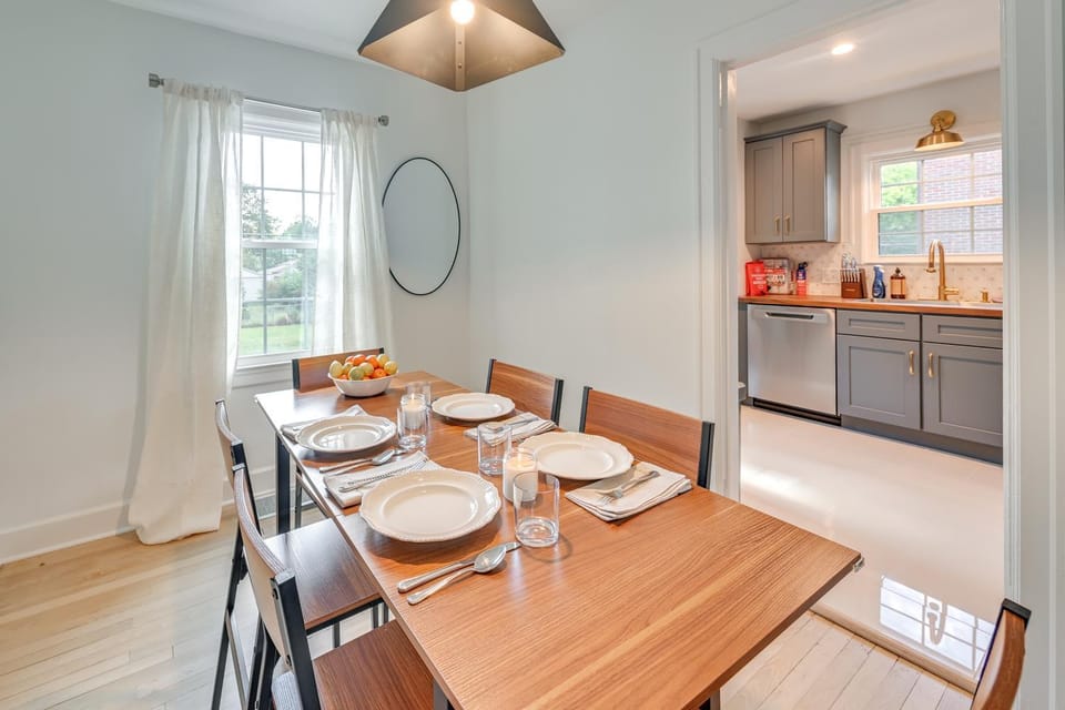 3 Mi to Dtwn: Updated Home w/ Hot Tub in Lexington Apartment in Lexington