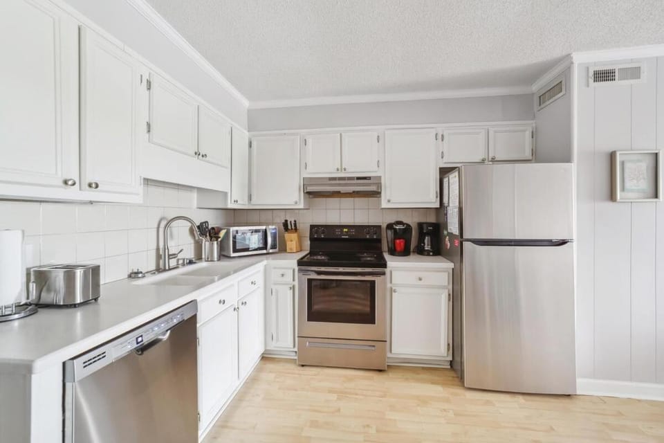 Right Across from Beach Scenic views and Pool Apartment in North Myrtle Beach