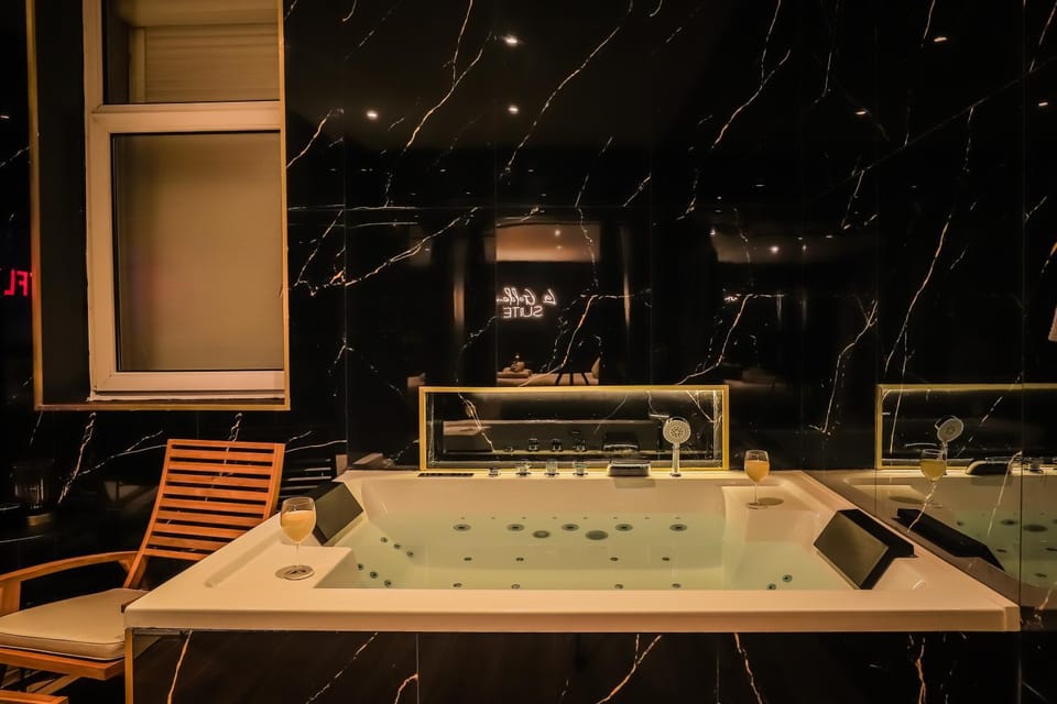 Hot Tub, Bathroom