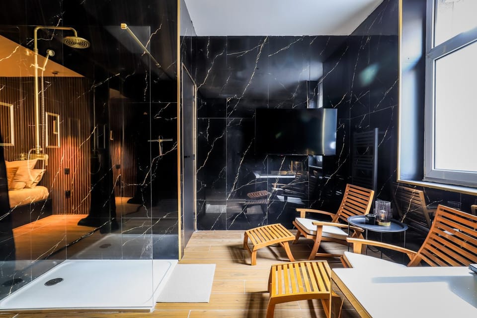 Shower, Bathroom, TV and multimedia