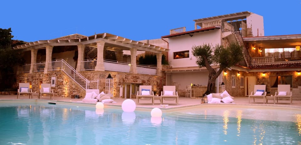 Property building, Patio, Garden, Lounge or bar, Swimming pool, Swimming pool