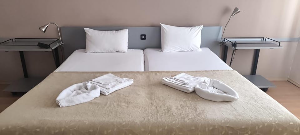 Bedroom, towels