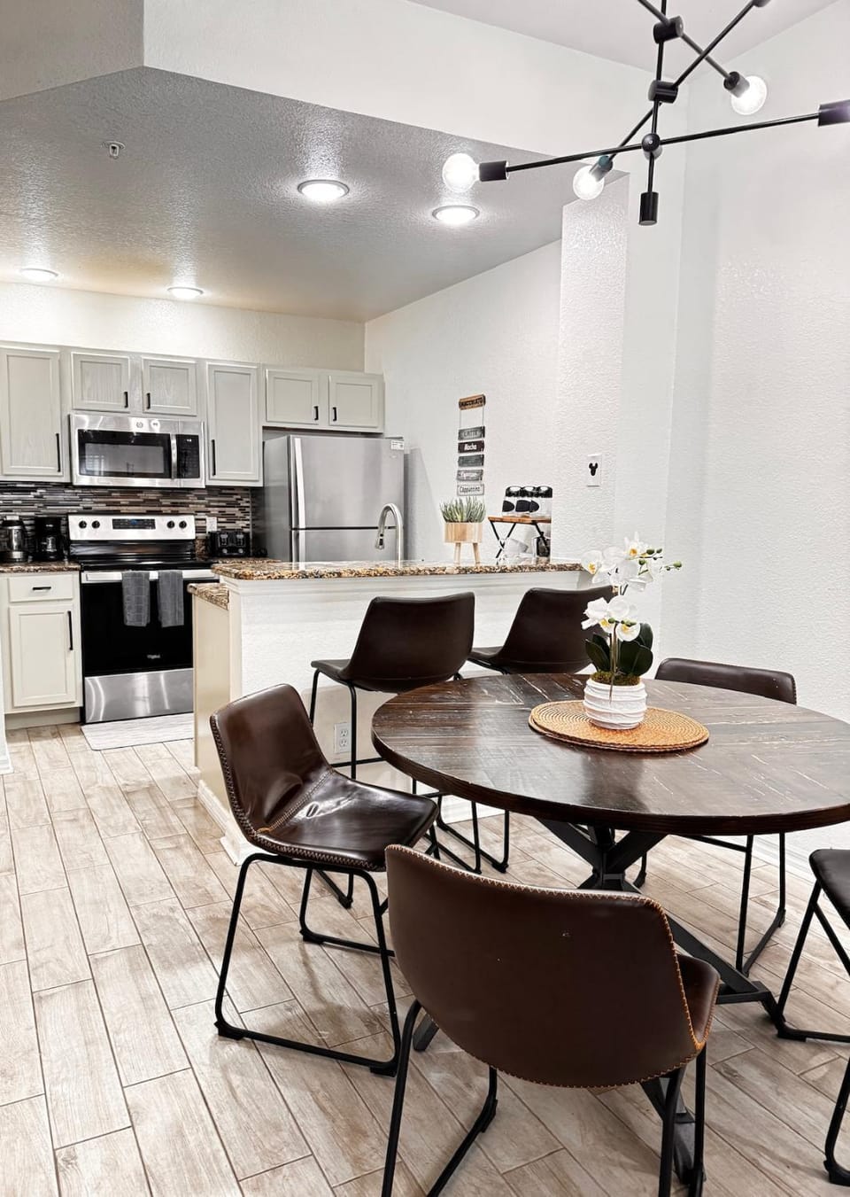 Kitchen or kitchenette, Dining area, stove