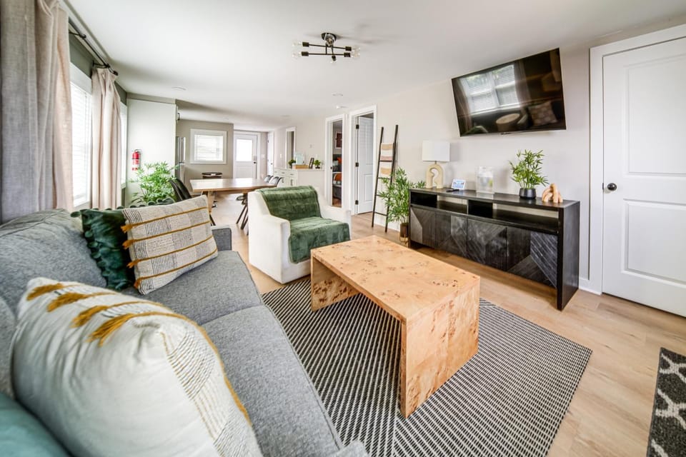 'Zen Haven' Lakefront Erie Home w/ Shore Access House in Millcreek Township