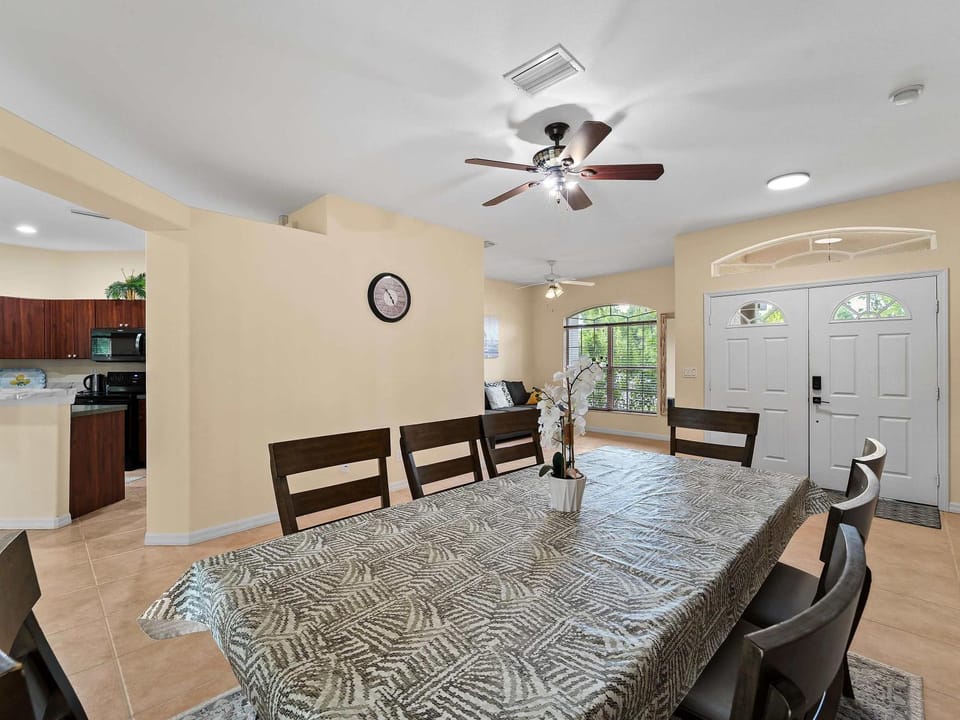 Tranquil & Spacious Family Retreat Swimming Pool House in North Port