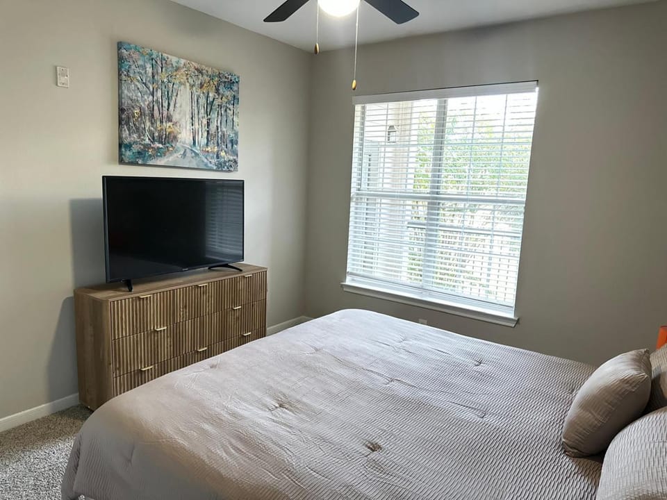 Comfortable 2BR Getaway Close to The Woodlands Apartment in The Woodlands