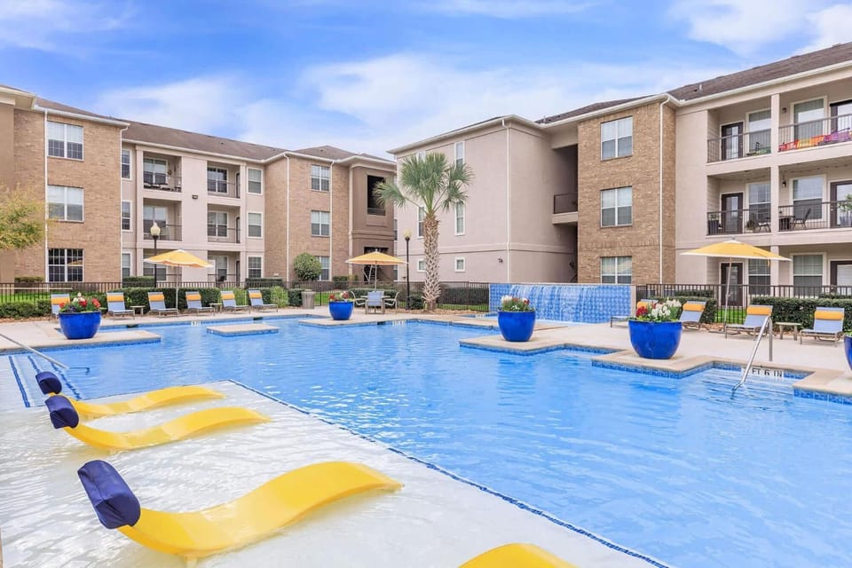 Comfortable 2BR Getaway Close to The Woodlands Apartment in The Woodlands