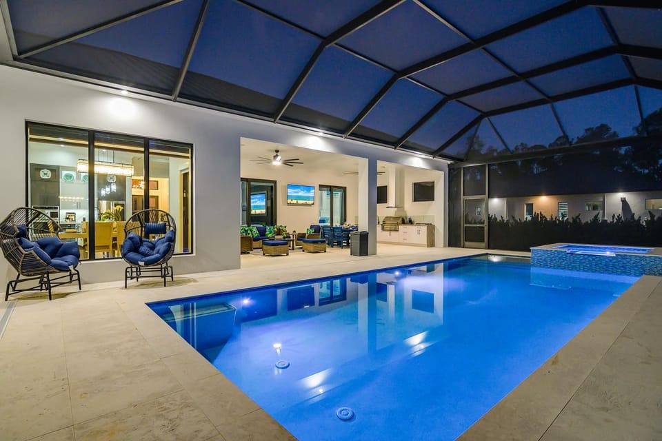 Hot Tub, Pool view, Swimming pool, sunbed