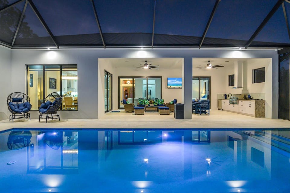 Hot Tub, Seating area, Pool view, Swimming pool