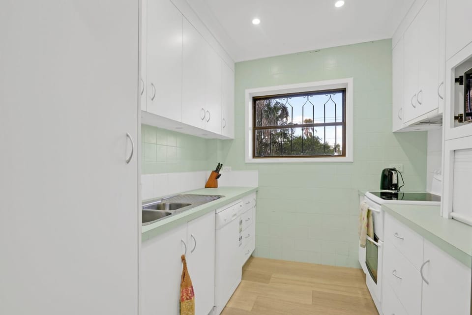 Kitchen or kitchenette, dishwasher, stove