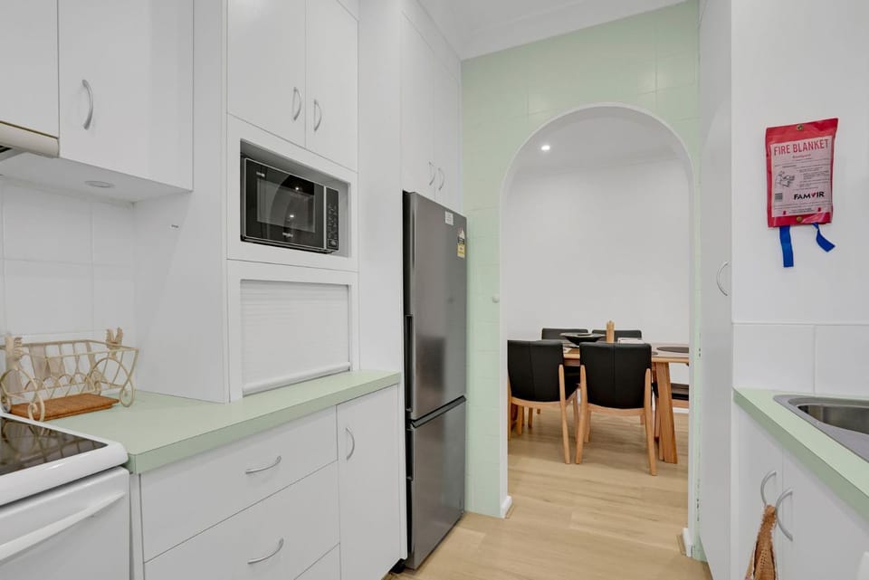 Kitchen or kitchenette, Dining area, stove