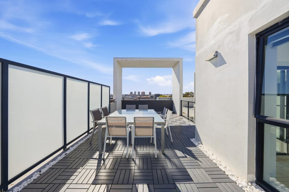 Luxury 3BR Penthouse with Parking & Walk to Darling Harbour & ICC & CBD & Chinatown Apartment in Sydney