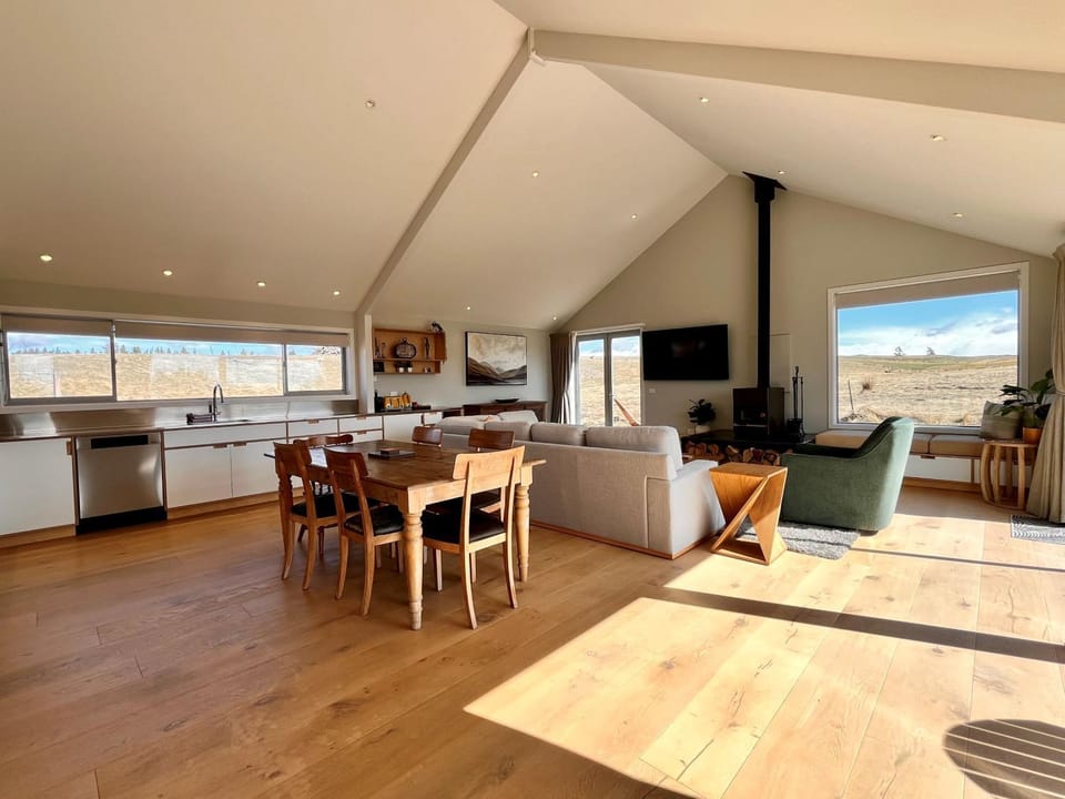 Living room, Seating area, Dining area, Mountain view, fireplace, kitchen