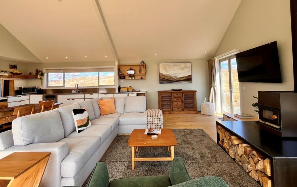 TV and multimedia, Living room, Dining area, fireplace, kitchen