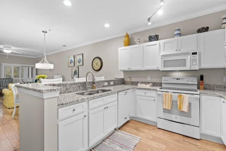 2 BR Coastal Charm Condo inside private gated Community in NMB, Sleeps 4 Apartment in North Myrtle Beach