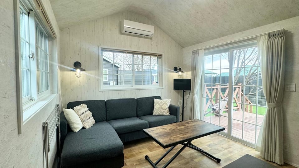 TV and multimedia, Living room, Seating area, air conditioner