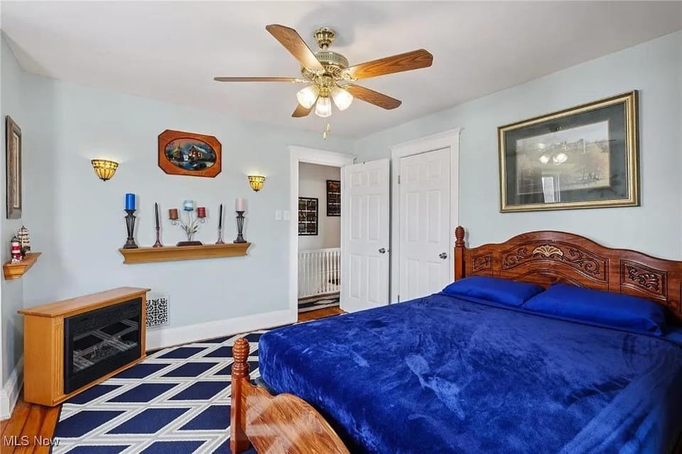 Photo of the whole room, Bedroom
