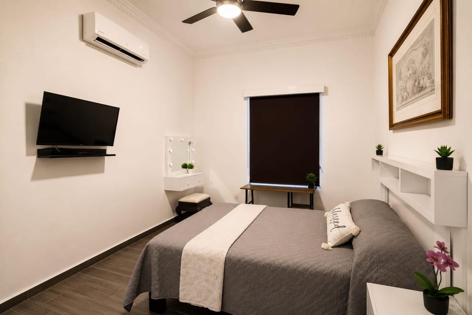 Bed, TV and multimedia, TV and multimedia, Bedroom