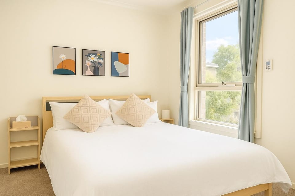 Stylish 4BR Easy CBD Access Walk to Train & Shops House in Melbourne
