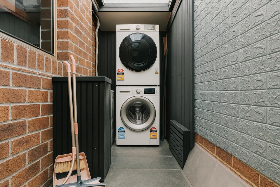 Stylish 4BR Easy CBD Access Walk to Train & Shops House in Melbourne