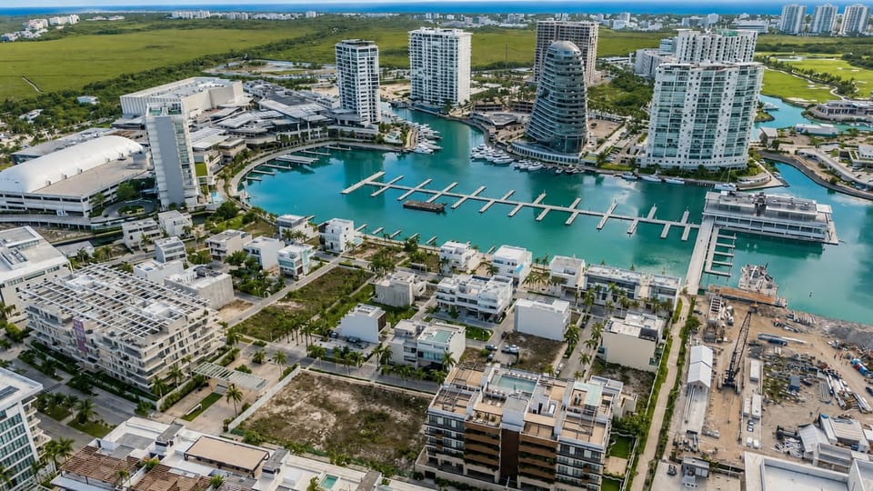 Luxury Retreat in Puerto Cancun with Rooftop Pool Apartment in Cancun