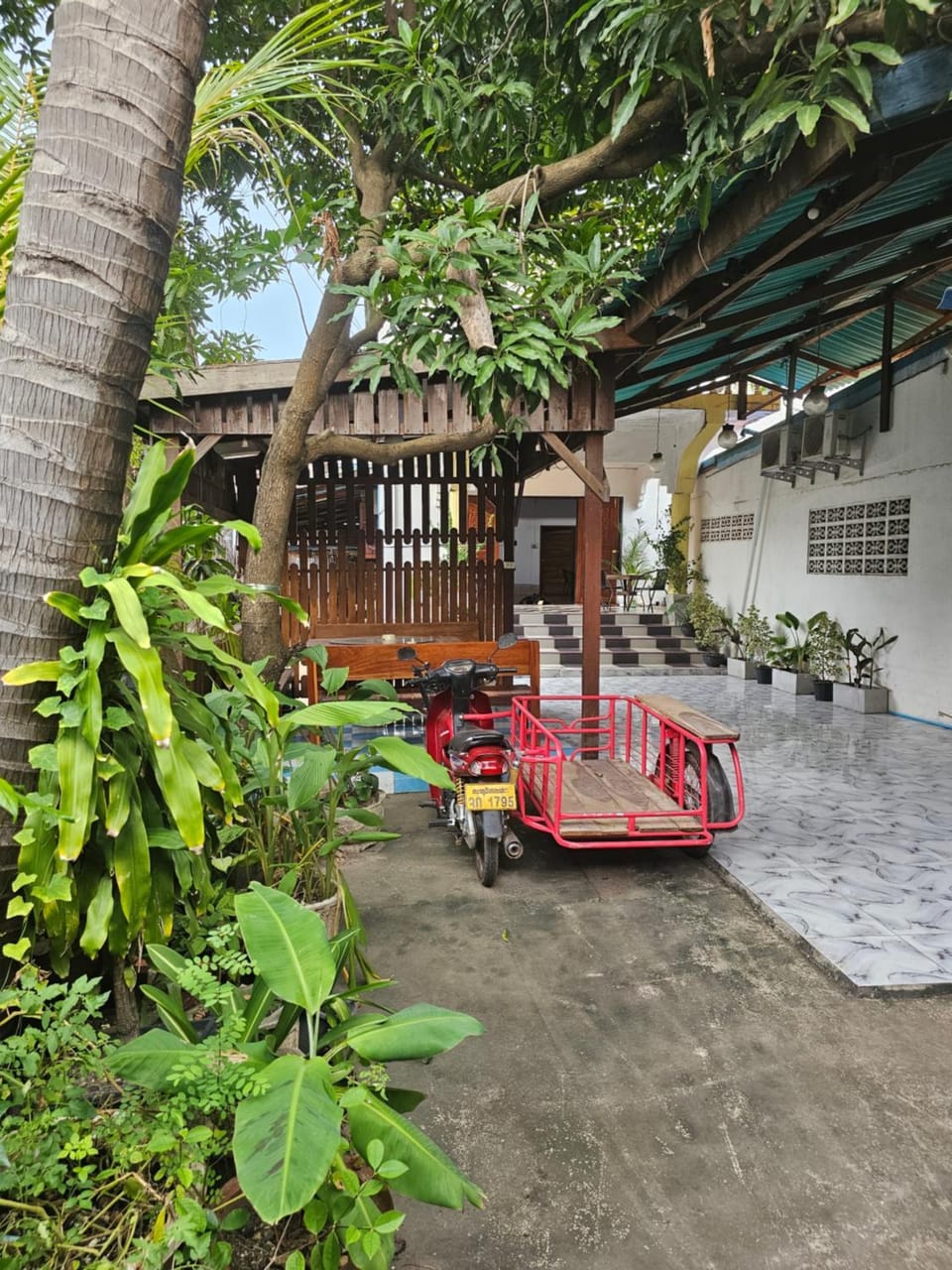 Monkey Guesthouse - Savannakhet Bed and Breakfast in Laos