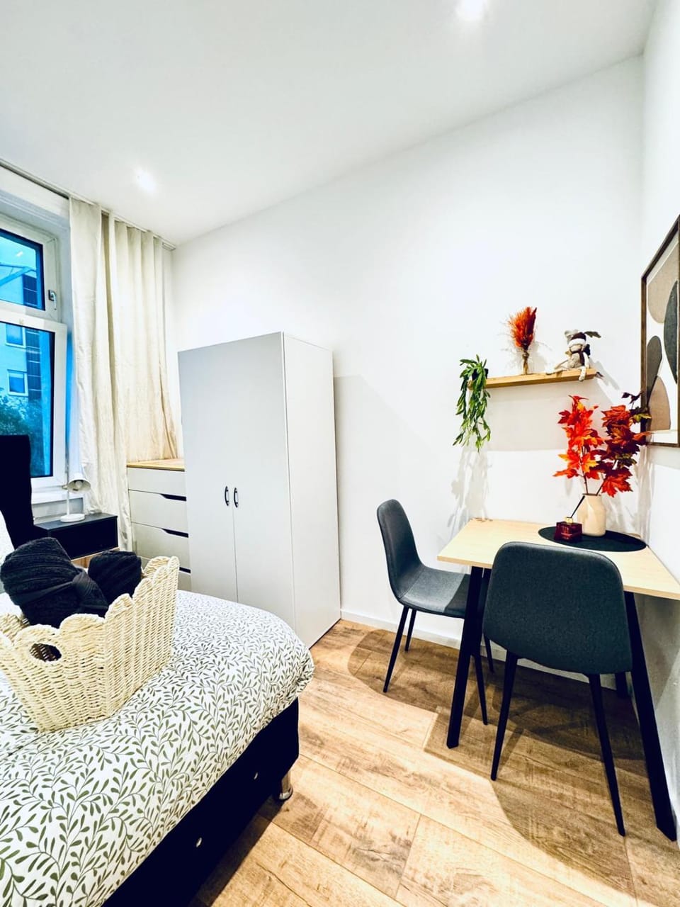 Bed, Seating area, Dining area, Bedroom