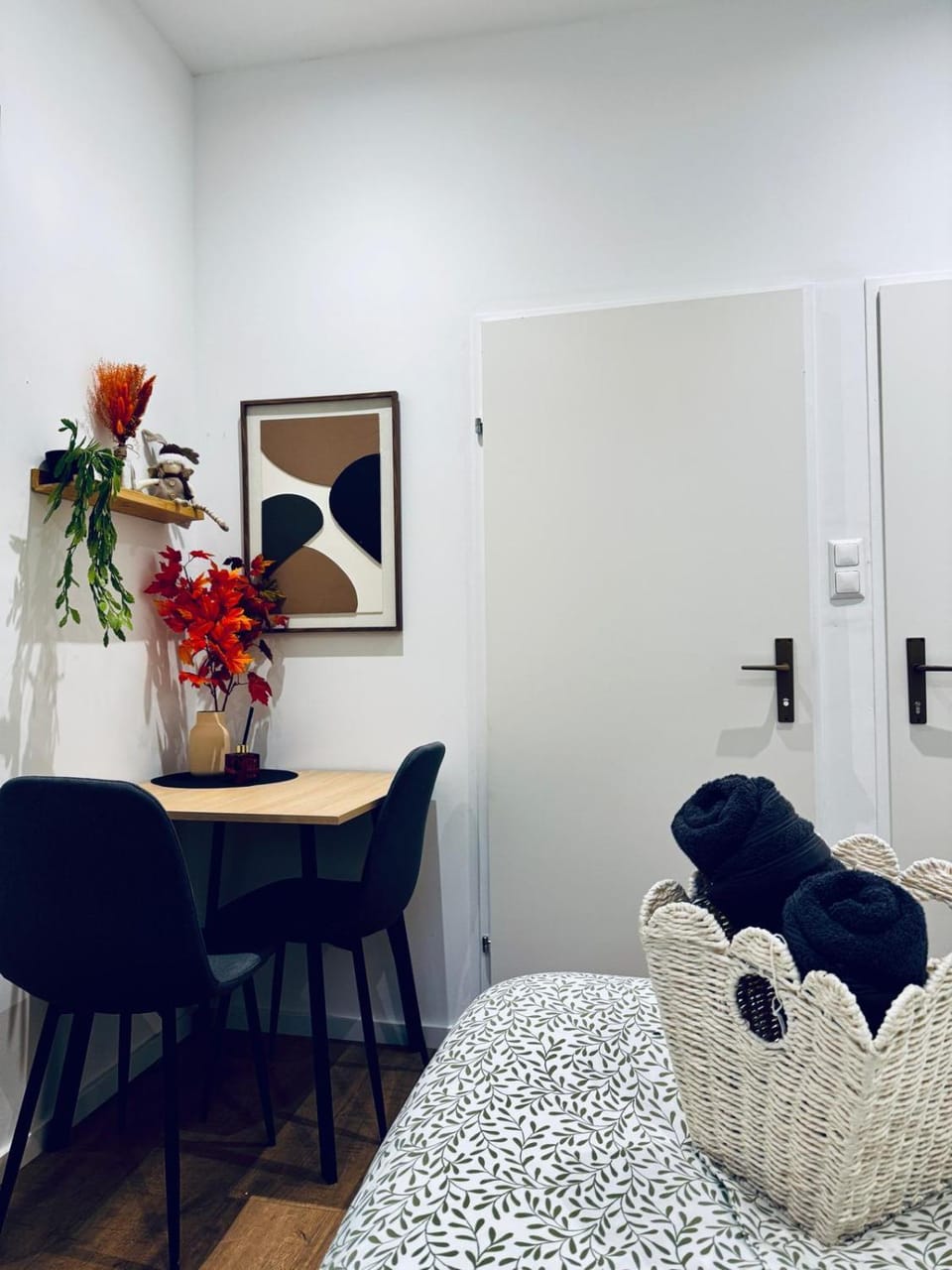 Bed, Dining area, Bedroom