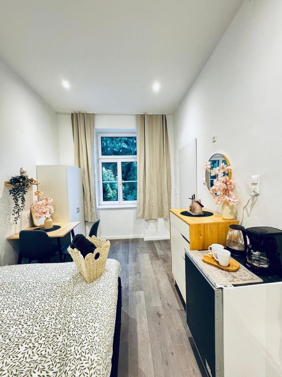 Bed, Seating area, Dining area, Bedroom