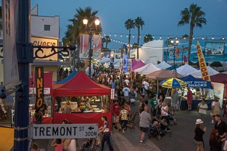 Night, People, Food and drinks, Evening entertainment, Food, Street view, Entertainment, Location