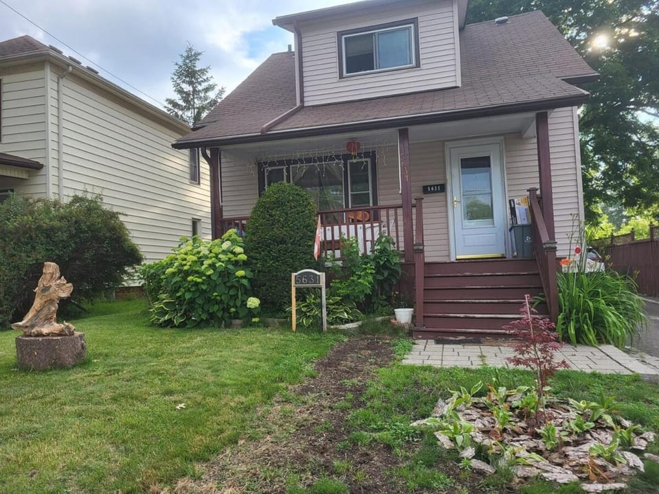75 inch high mud house with separate entrance and exit, one bedroom, one living room, private bathroom, there is a cute cat, a few minutes walk to many restaurants, 8 minutes drive to the big waterfall House in Niagara Falls